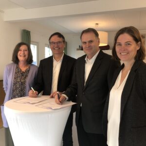 V.l.: Andrea Carlson und 1. Vorsitzender Michael Jordan vom Familienzentrum, Dr. Stephan Seliger und Dagmar Straßnitzki vom GWU Eckernförde e.G. bei der Vertragsunterzeichnung 2023