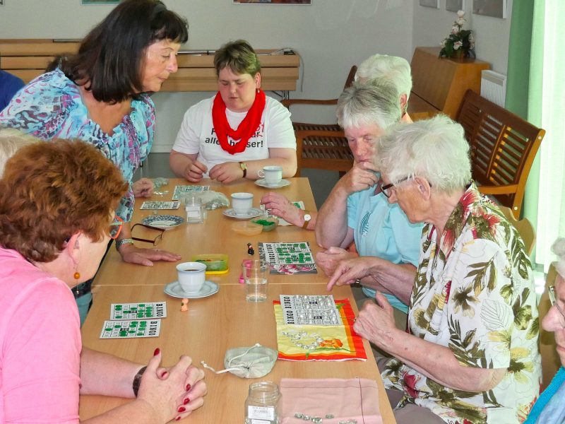 Seniorinnen und Senioren beim gemeinsamen Bingo-Nachmittag im Familienzentrum